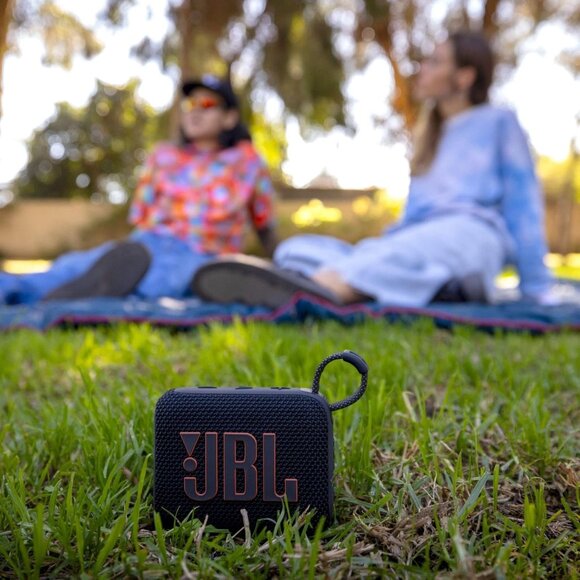 Ultra Portable Waterproof Bluetooth Speaker Big Sound Punchy Bass 7 Hour Battery - Picture 2 of 9